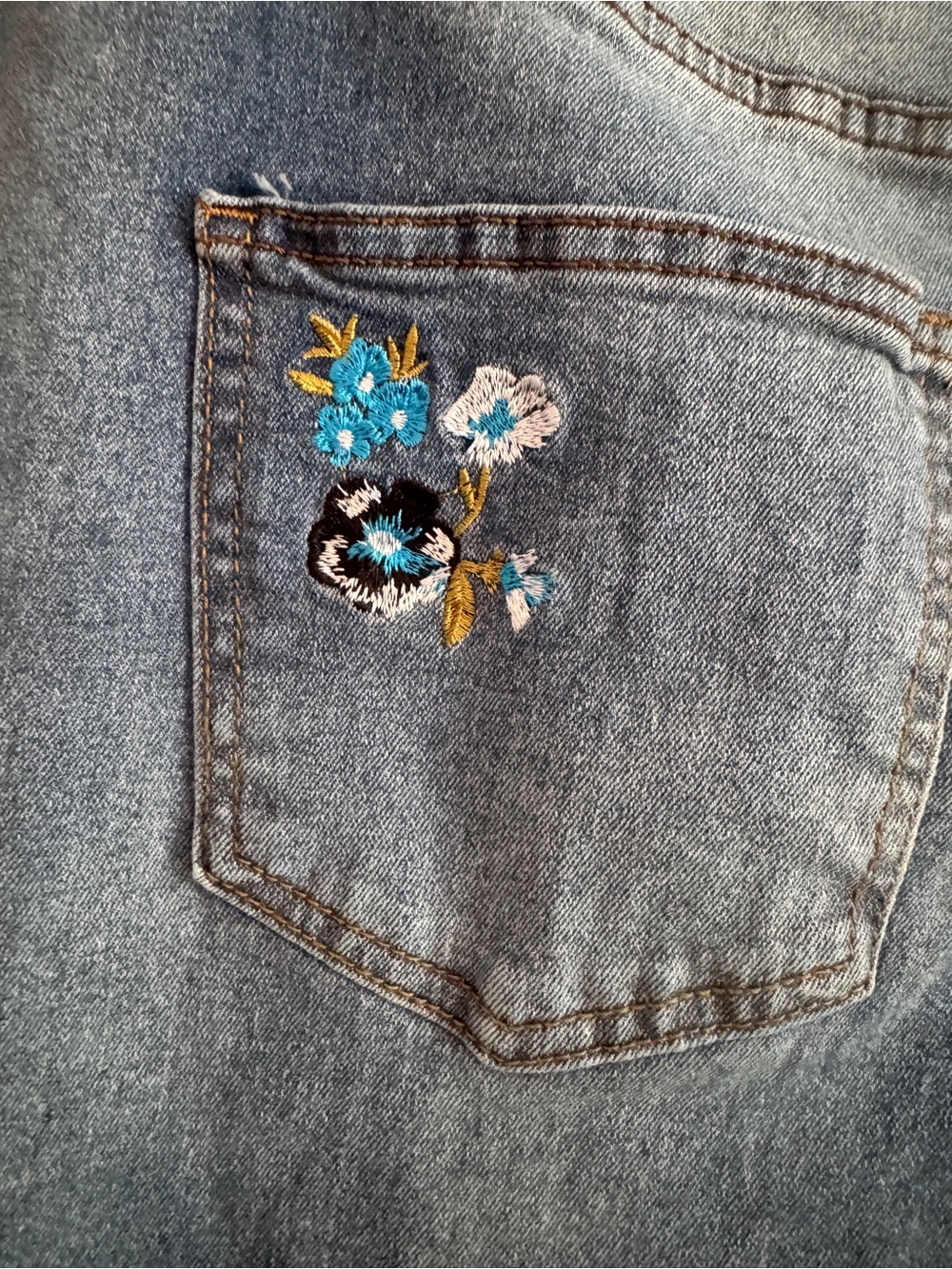 NWT Boutique Floral Embroidered Wide Leg Cuffed Jeans Size 2XL - Picture 9 of 10